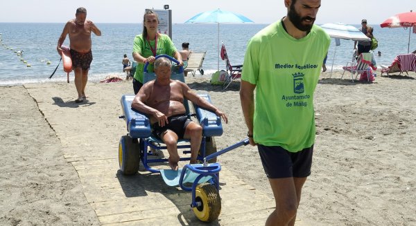 “Disfruta en la playa” ofrece a las personas con discapacidad y movilidad reducida una jornada de ocio en el mar