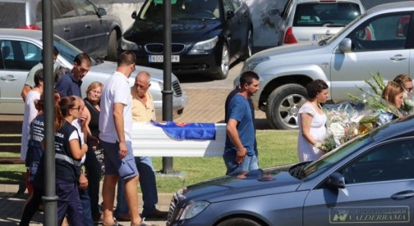 Familiares y amigos despiden a la niña hallada muerta en Pizarra