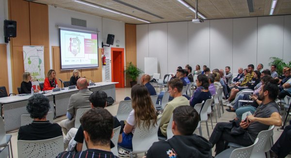 UMA.- Manolo Lama y Lourdes García Campos protagonizan un coloquio sobre periodismo deportivo