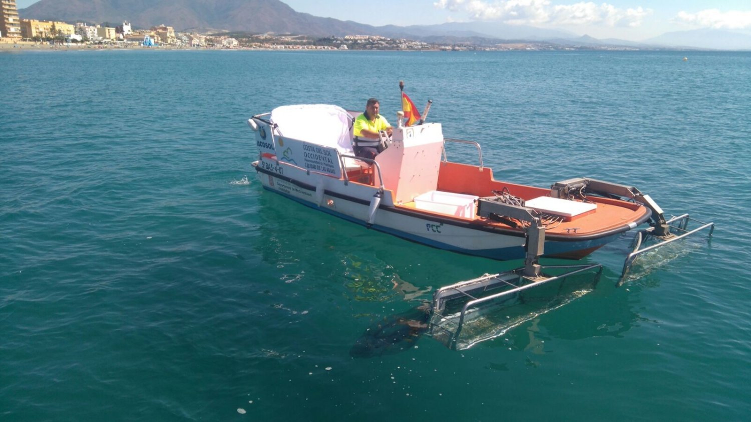 Los barcos de limpieza litoral de la Mancomunidad y ACOSOL han recogido más de dos mil kilos de residuos