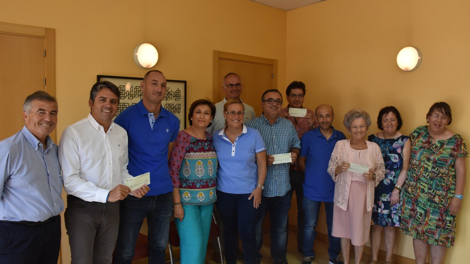 Ana Mula entrega a cuatro asociaciones de Fuengirola la recaudación obtenida en el partido en recuerdo de “Juanito”