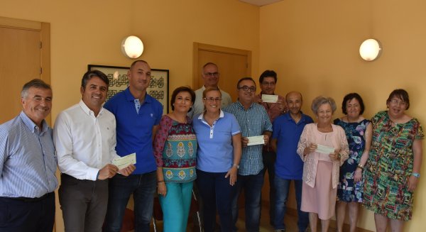 Ana Mula entrega a cuatro asociaciones de Fuengirola la recaudación obtenida en el partido en recuerdo de “Juanito”