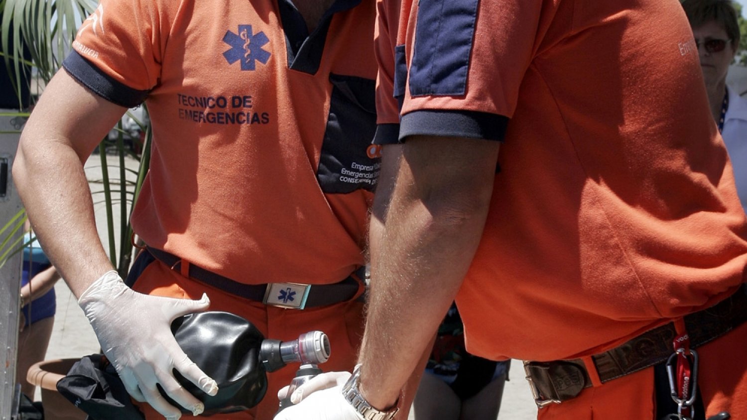 El 061 enseña técnicas básicas de reanimación cardiopulmonar en la playa de la Misericordia