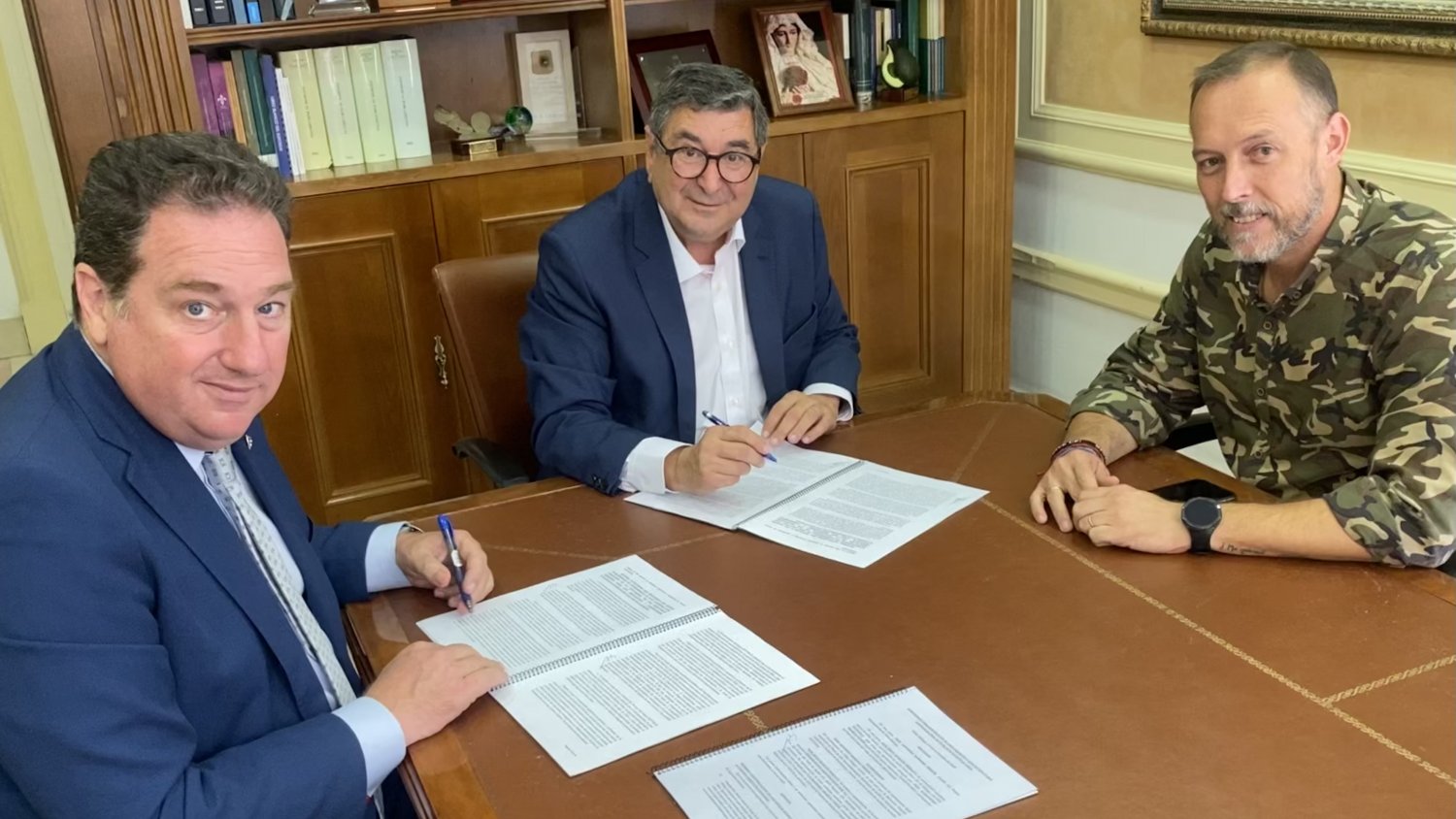 Moreno Ferrer firma el convenio que traerá un hospital a Vélez-Málaga