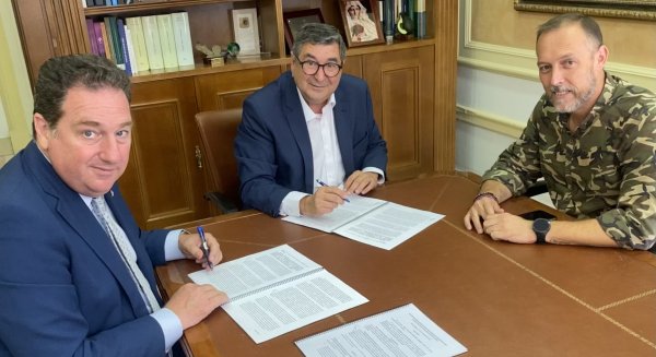 Moreno Ferrer firma el convenio que traerá un hospital a Vélez-Málaga