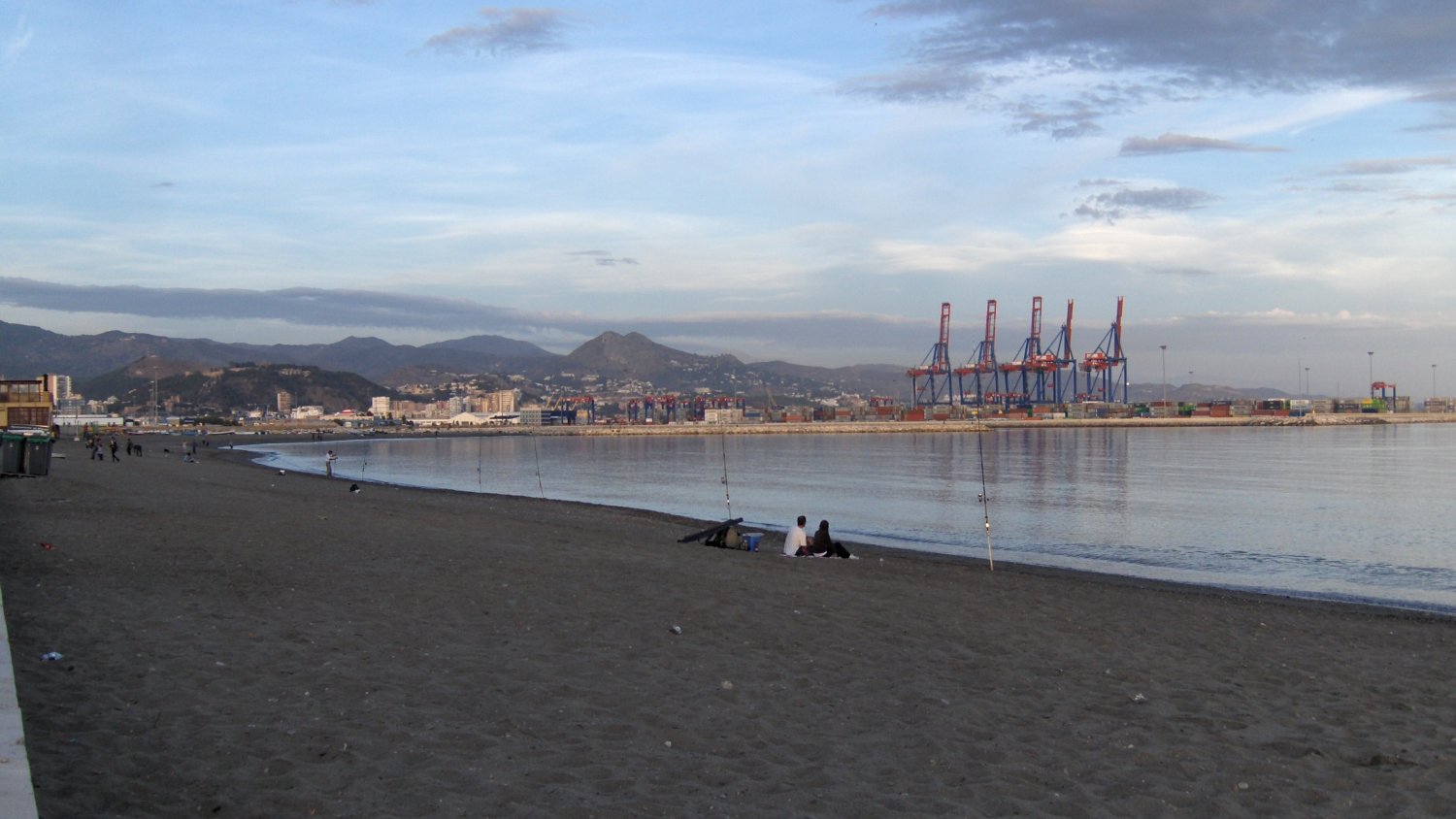 Hallado el cadáver de un hombre de 38 años en la playa de Huelin
