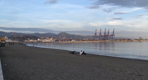 Hallado el cadáver de un hombre de 38 años en la playa de Huelin