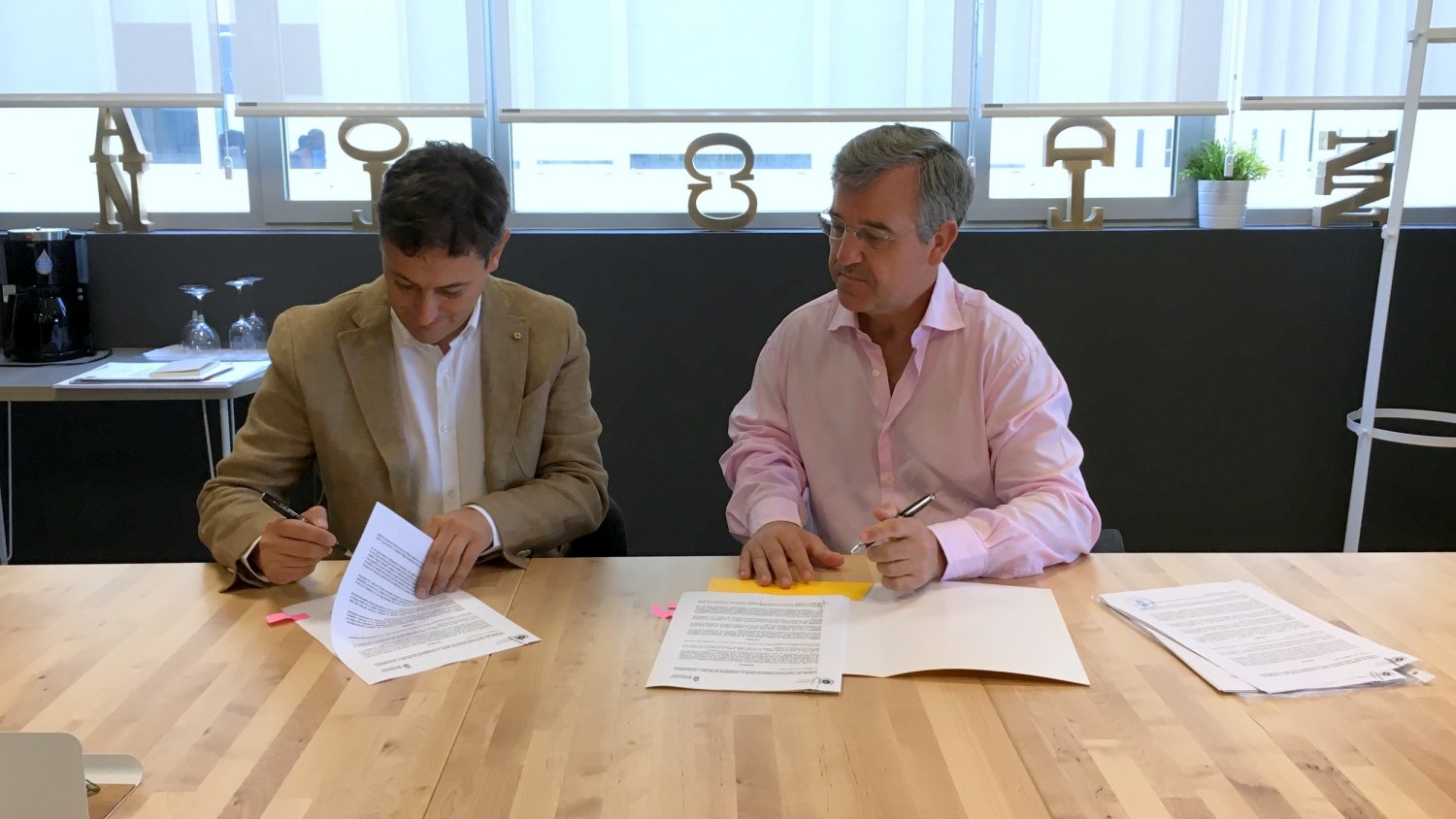 El alcalde de Estepona firma un acuerdo con la UMA para la realización de prácticas en el Ayuntamiento