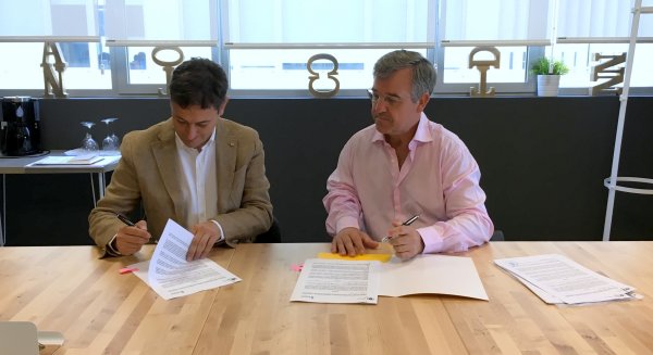 El alcalde de Estepona firma un acuerdo con la UMA para la realización de prácticas en el Ayuntamiento