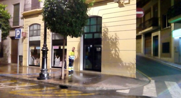 El barrio de Veracruz, la Calzada o la calle Infante Don Fernando, últimas actuaciones de limpieza en Antequera