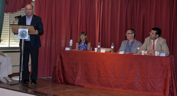 El alcalde de Antequera asiste a la entrega de reconocimientos a mejores expedientes del IES José María Fernández