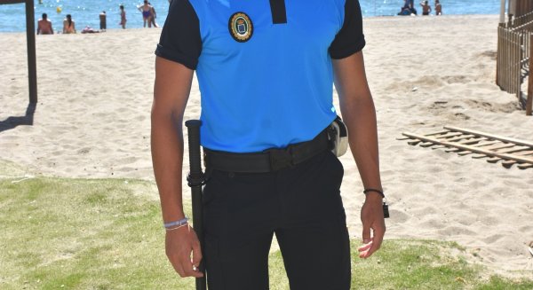 Un vigilante de playas de Fuengirola salva la vida a una mujer que se ahogaba en Nerja
