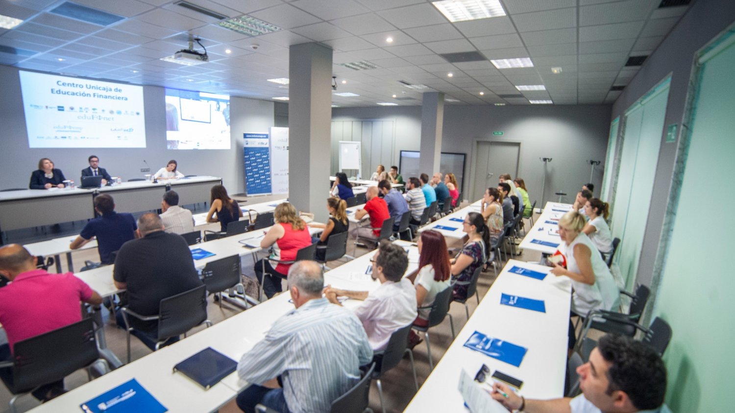 Unicaja acerca la educación financiera a empresarios y emprendedores malagueños asociados al IMFE