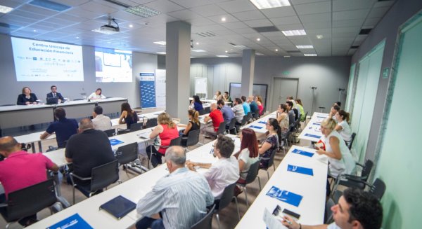 Unicaja acerca la educación financiera a empresarios y emprendedores malagueños asociados al IMFE