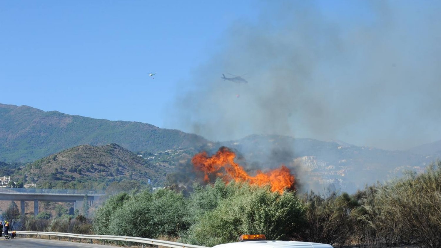 Continúan las tareas de extinción del incendio de Benahavis
