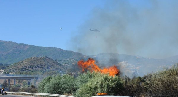Continúan las tareas de extinción del incendio de Benahavis