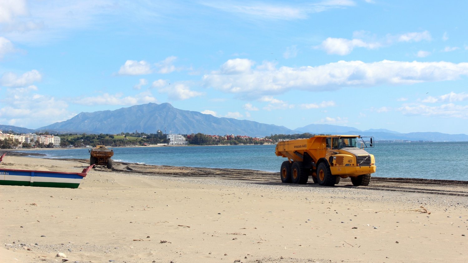 Estepona pone a punto las playas para el verano con aportes de arena y obras de mejora