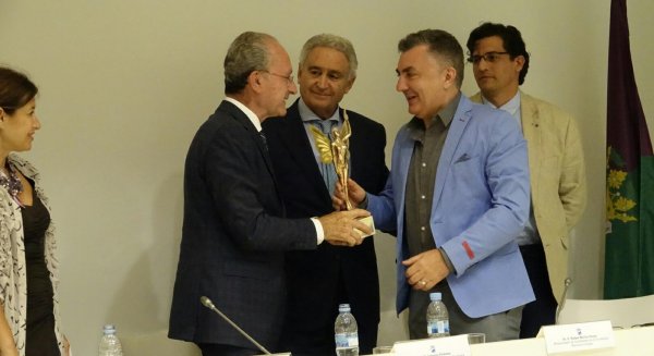El escritor aragonés Manuel Vilas recibe el XXV Premio de Poesía Manuel Alcántara
