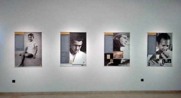 Inaugurada la exposición 'Antonio Gala eterno y de cristal' en Alhaurín el Grande