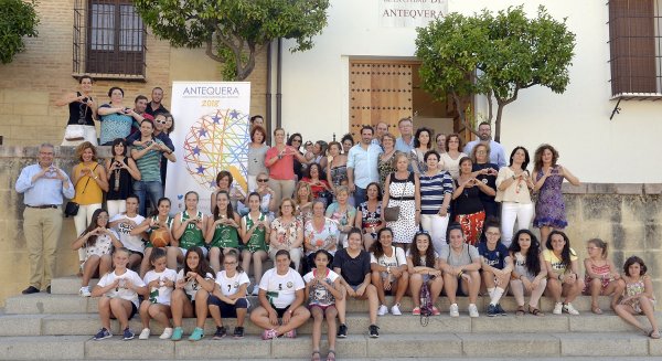Antequera promueve el desarrollo de un acto en apoyo y reconocimiento del deporte femenino