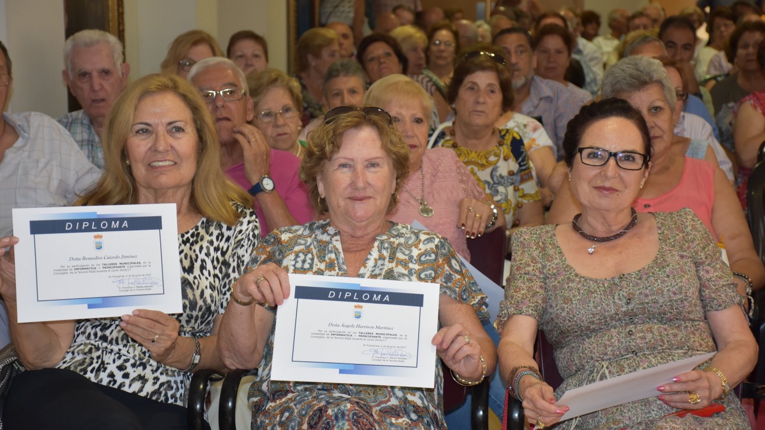 La alcaldesa, Ana Mula, clausura el curso 2016/2017 de los talleres municipales de Tercera Edad en el Salón Real