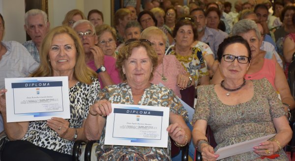 La alcaldesa, Ana Mula, clausura el curso 2016/2017 de los talleres municipales de Tercera Edad en el Salón Real