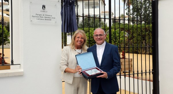 Marbella rinde homenaje al párroco Antonio Jesús Carrasco dándole su nombre a unas nuevas pistas de petanca
