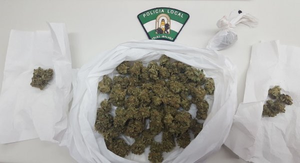 La Policía Local de Vélez detiene a una persona en orden de búsqueda por varios delitos