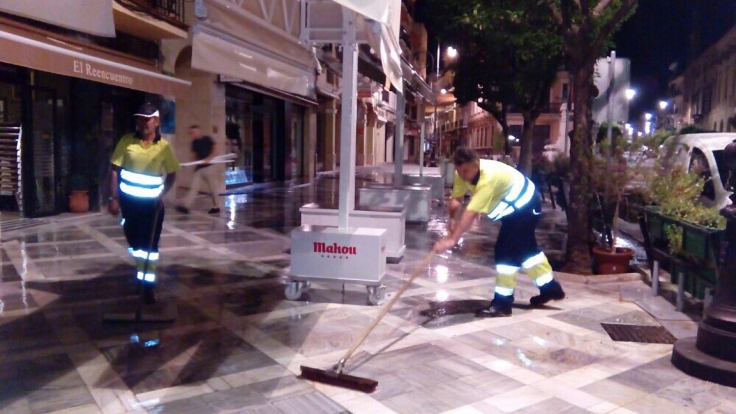 Continúan las tareas especiales de baldeo y limpieza viaria en Antequera