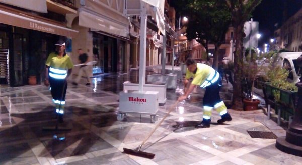 Continúan las tareas especiales de baldeo y limpieza viaria en Antequera