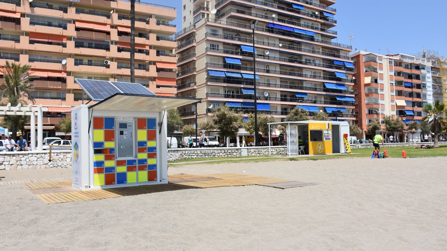 Fuengirola, pionera en Andalucía en incorporar taquillas en las playas para guardar pertenencias