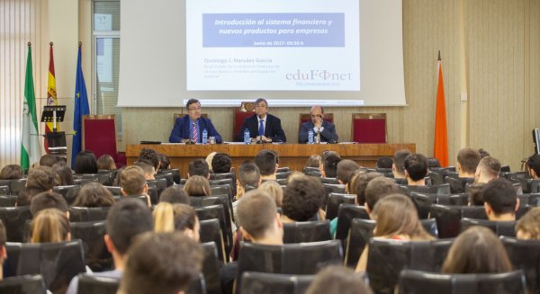 Unicaja muestra a estudiantes de Económicas de la UMA nuevos productos financieros para empresas