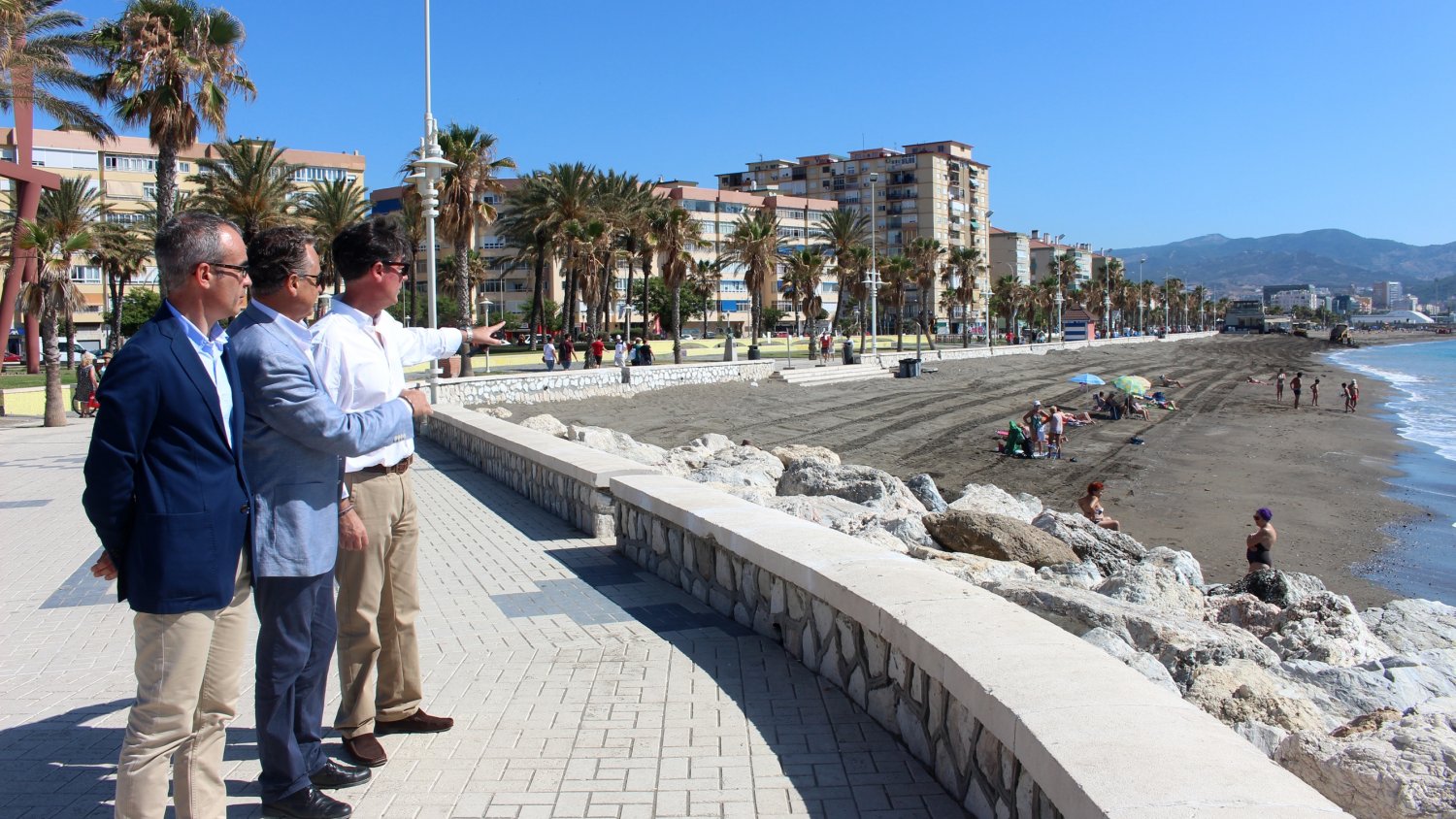 La Autoridad Portuaria ha efectuado un trasvase de 5.000m3 de arena para revitalizar la playa de San Andrés