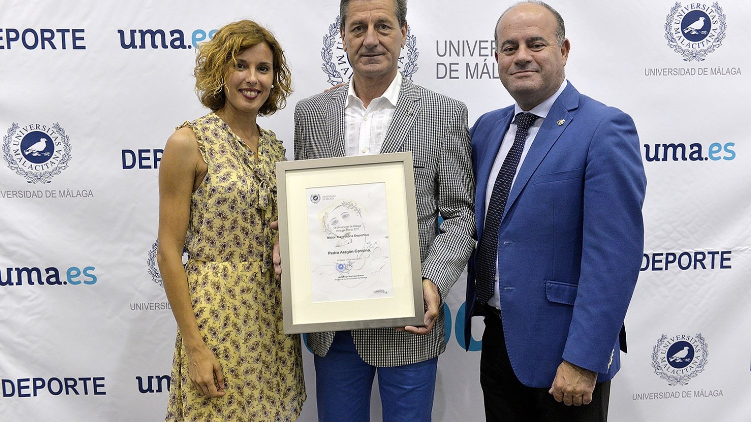 El alcalde de Antequera reconoce la trayectoria deportiva del Director Técnico del Patronato Deportivo Municipal