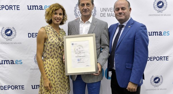 El alcalde de Antequera reconoce la trayectoria deportiva del Director Técnico del Patronato Deportivo Municipal