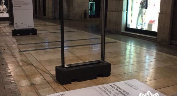 La Policía Local de Málaga detiene a tres turistas de 20 años por destrozar paneles en calle Larios