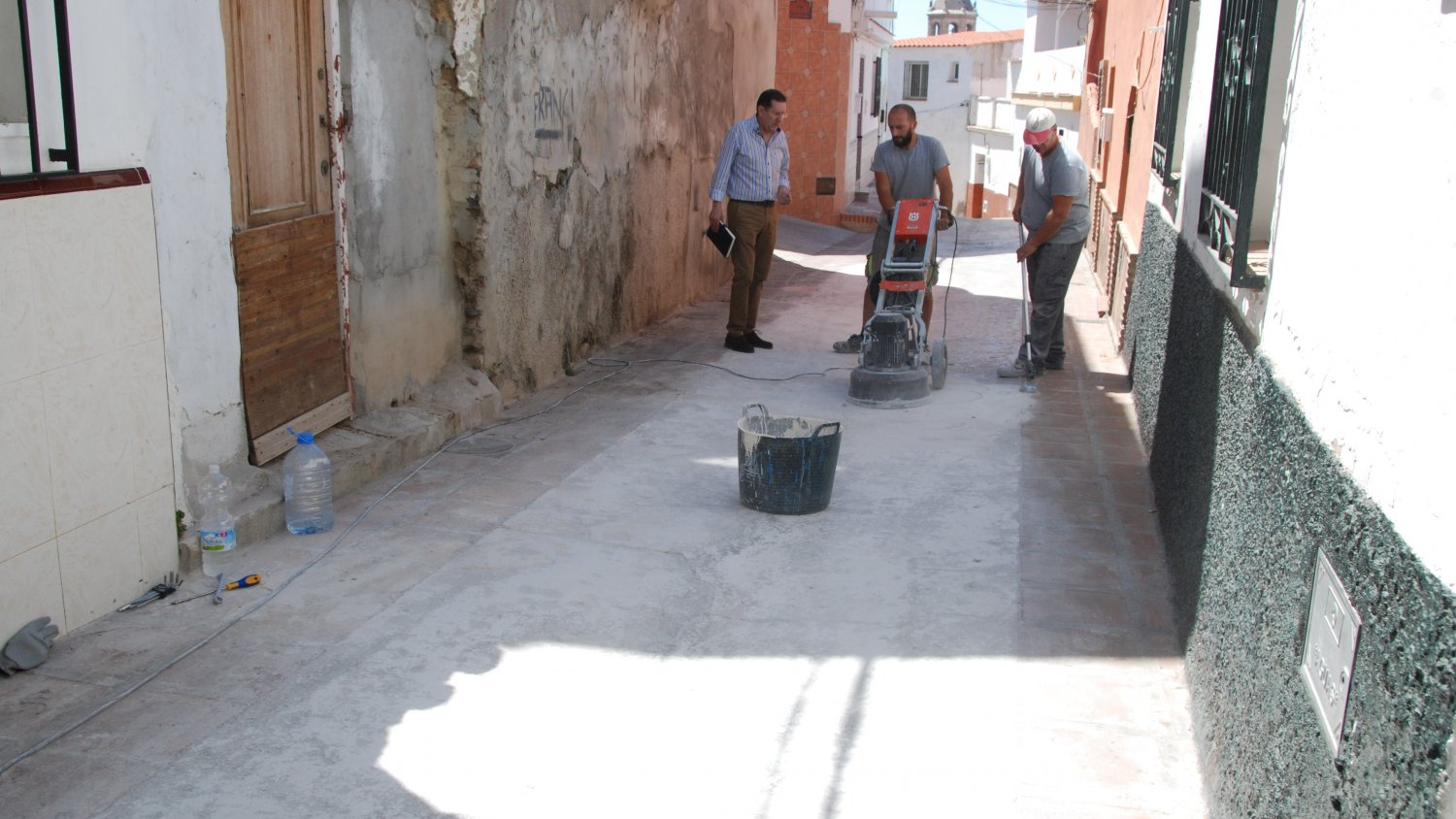 Vélez-Málaga adecúa el acceso del antiguo barrio de La Villa con un tratamiento antideslizante
