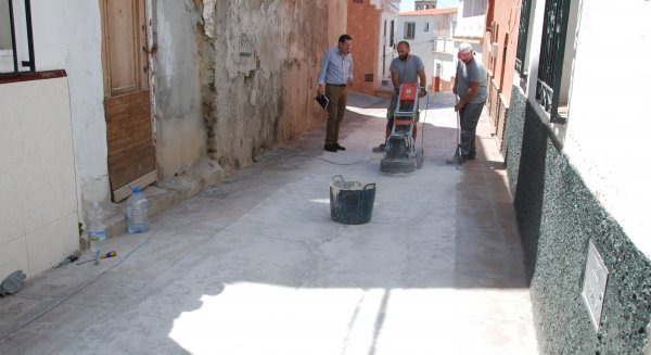 Vélez-Málaga adecúa el acceso del antiguo barrio de La Villa con un tratamiento antideslizante