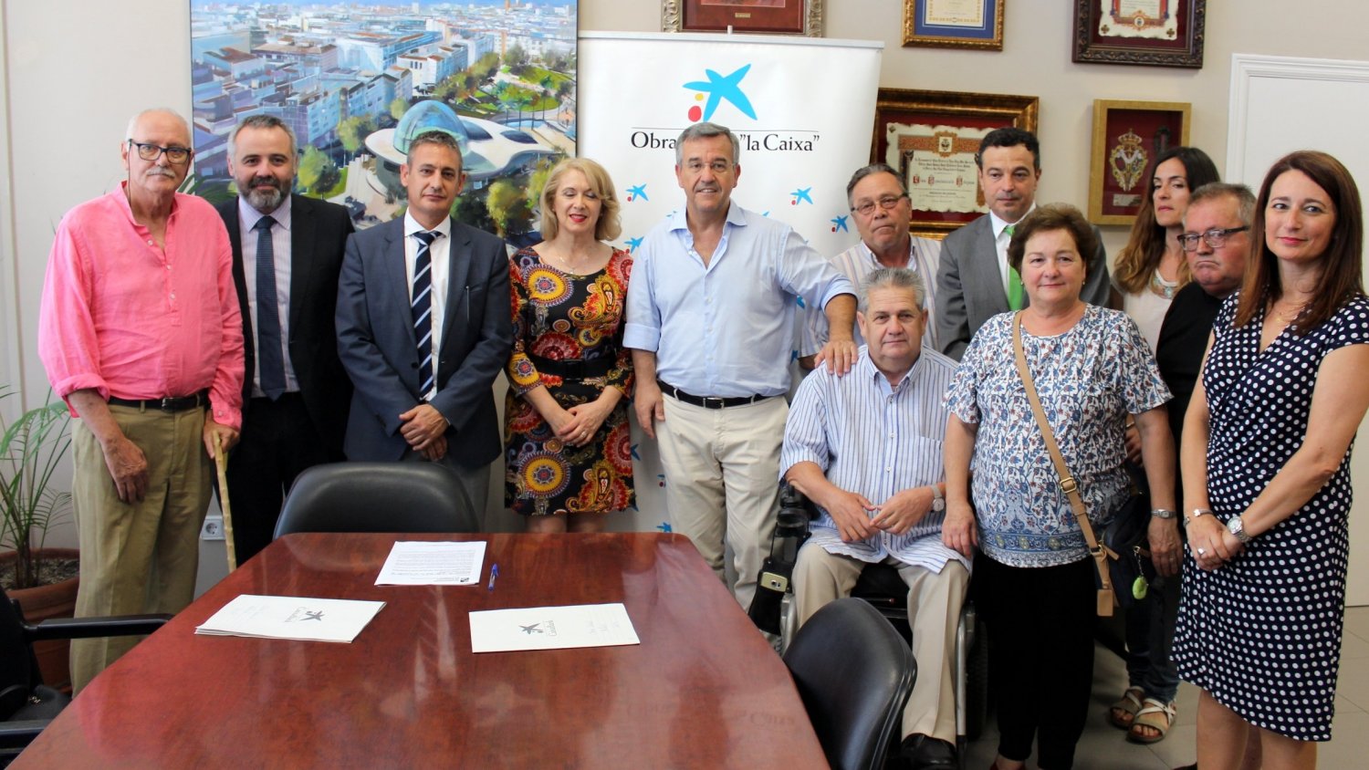 Estepona y La Obra Social de La Caixa entregan una subvención de 23.400 euros a la asociación de discapacitados