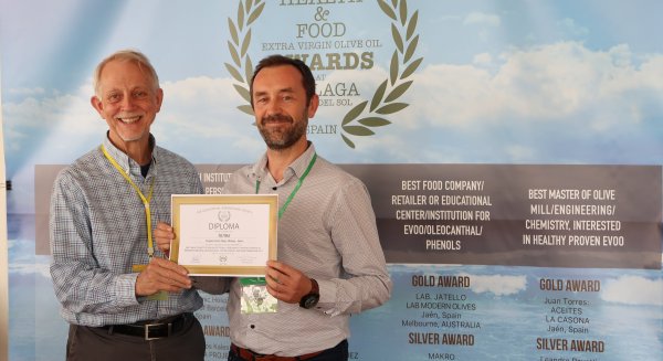 La Sociedad Andaluza Oleocanthal ha concedido un galardón de ‘AOVE-Salud y Alimentación’ al IBIMA