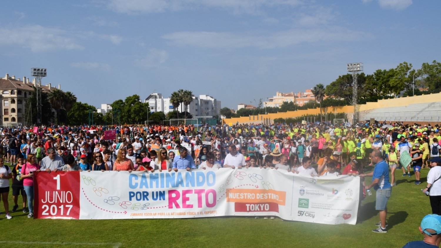 Más de 2.000 personas participan en una caminata en Benalmádena para promocionar el deporte