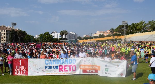 Más de 2.000 personas participan en una caminata en Benalmádena para promocionar el deporte