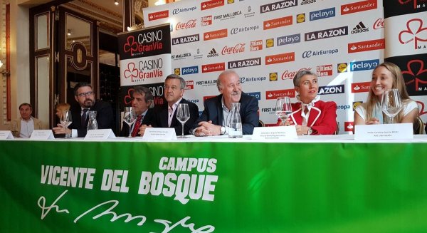El alcalde de Estepona y Vicente del Bosque presentan la quinta edición del Campus de Verano