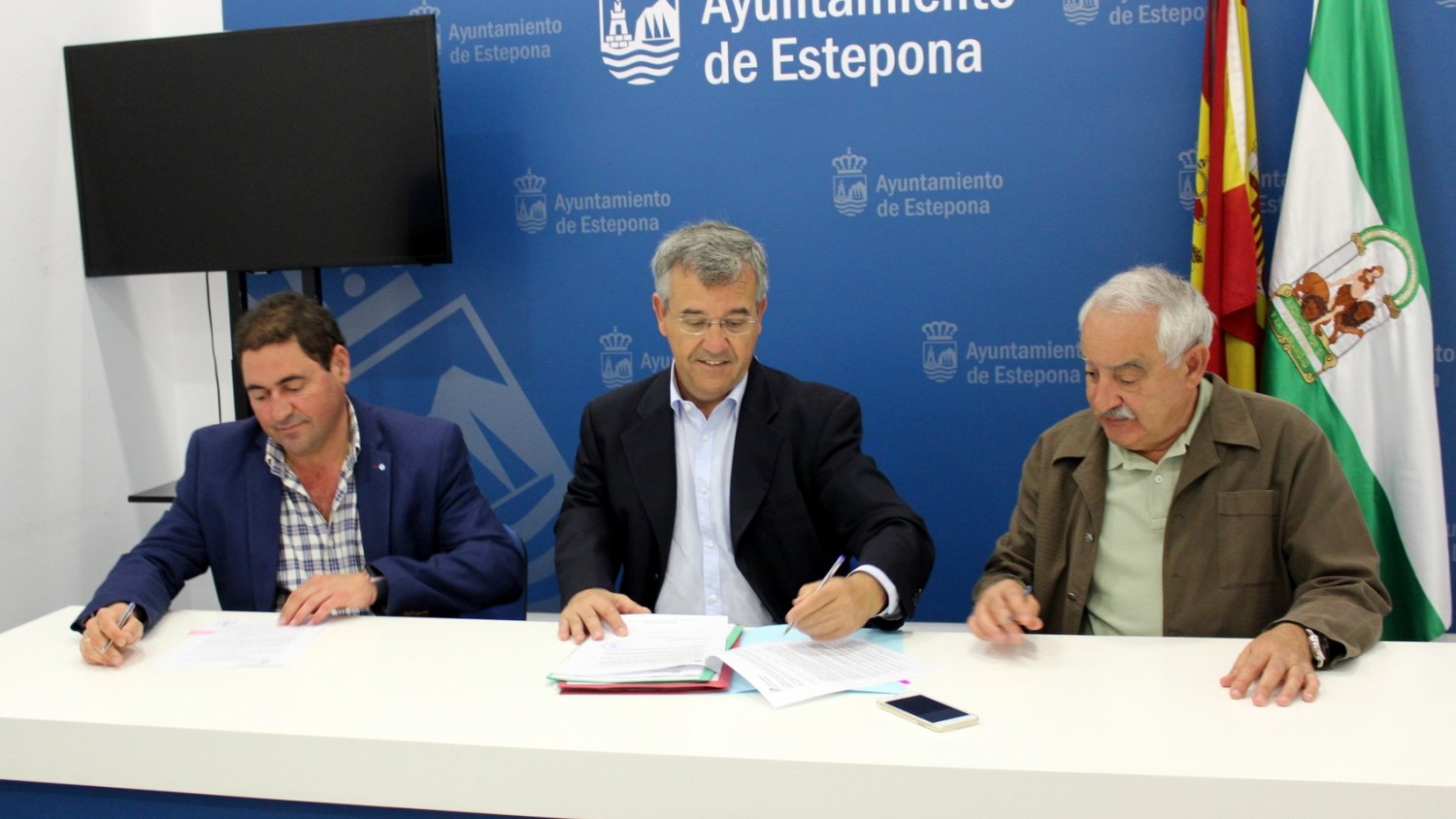 El alcalde de Estepona firma el contrato para la obra del hospital con una inversión de 15 millones
