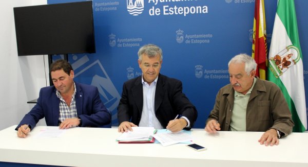 El alcalde de Estepona firma el contrato para la obra del hospital con una inversión de 15 millones
