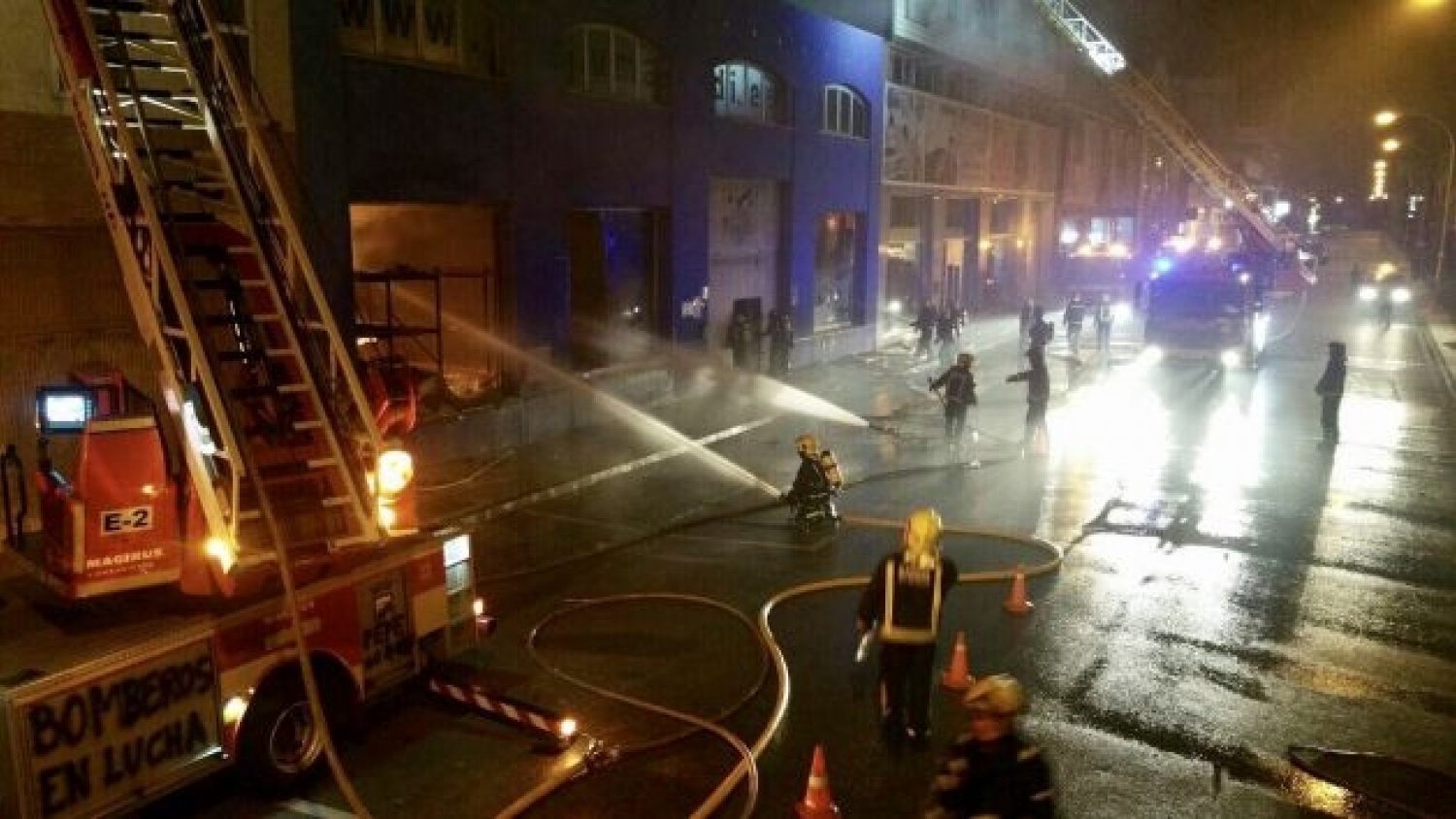 Un aparatoso incendio en el polígono Santa Bárbara de Málaga deja tres naves afectadas