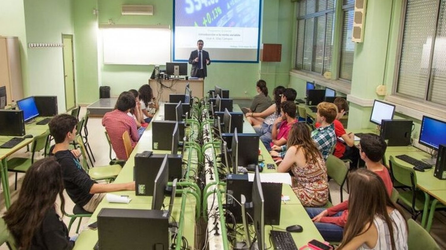 Unicaja y la Universidad de Málaga acercan el mundo de la banca y las finanzas a los estudiantes