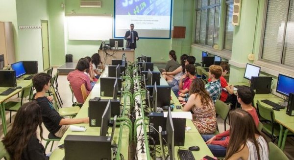 Unicaja y la Universidad de Málaga acercan el mundo de la banca y las finanzas a los estudiantes