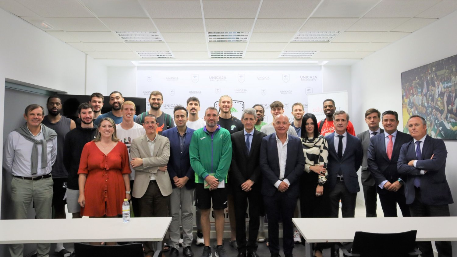 El Proyecto Edufinet muestra a jugadores del Unicaja Baloncesto la importancia de saber cómo gestionar las finanzas