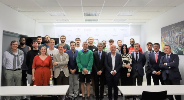 El Proyecto Edufinet muestra a jugadores del Unicaja Baloncesto la importancia de saber cómo gestionar las finanzas